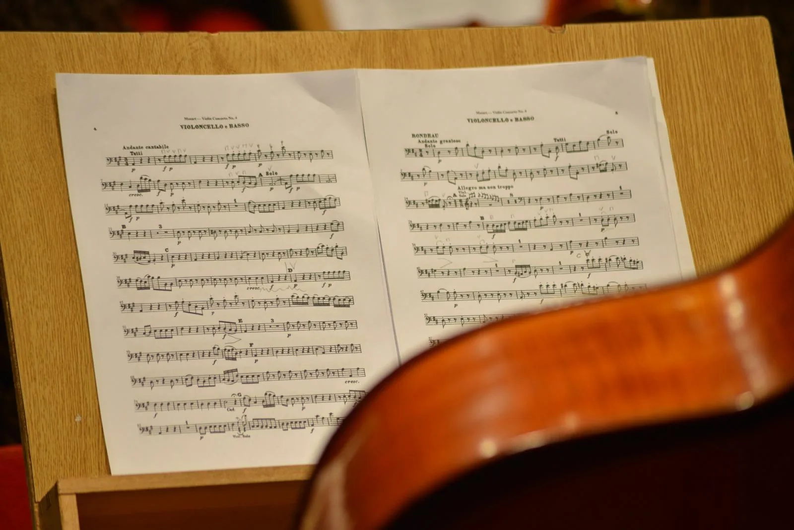 Partitura musicale e violoncello